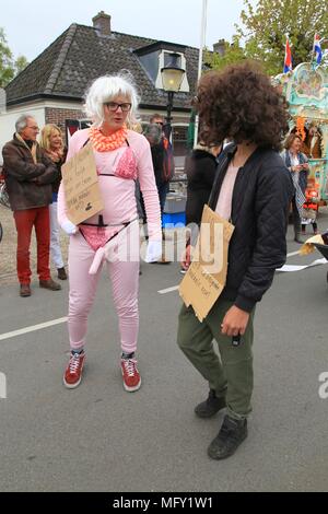 Tienhoven, Niederlande. 27 Apr, 2018. Kingsday Niederlande Tienhoven 27-04-2018 Prozession politische Frage geschlechtsneutral Toiletten Credit: Catchlight Visual Services/Alamy leben Nachrichten Stockfoto