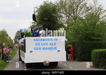 Tienhoven, Niederlande. 27 Apr, 2018. Kingsday Niederlande Tienhoven 27-04-2018 Prozession Credit: Catchlight Visual Services/Alamy leben Nachrichten Stockfoto