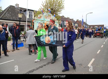 Tienhoven, Niederlande. 27 Apr, 2018. Kingsday Niederlande Tienhoven 27-04-2018 Prozession bitcoin Problem Credit: Catchlight Visual Services/Alamy leben Nachrichten Stockfoto