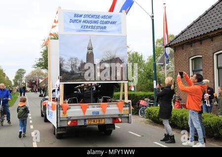 Tienhoven, Niederlande. 27 Apr, 2018. Kingsday Niederlande Tienhoven 27-04-2018 Prozession politische Frage B&W Stichtse Vecht, Kirche, Regierung, der niederländischen Wohnungsunternehmen Credit: Catchlight Visual Services/Alamy leben Nachrichten Stockfoto