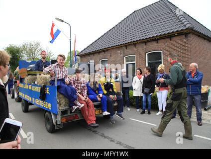 Tienhoven, Niederlande. 27 Apr, 2018. Kingsday Niederlande Tienhoven 27-04-2018 Prozession bitcoin hype Credit: Catchlight Visual Services/Alamy leben Nachrichten Stockfoto