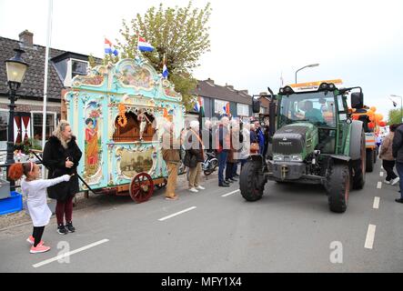 Tienhoven, Niederlande. 27 Apr, 2018. Kingsday Niederlande Tienhoven 27-04-2018 Prozession Credit: Catchlight Visual Services/Alamy leben Nachrichten Stockfoto