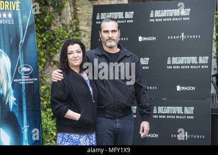 Rom, Italien. 27 Apr, 2018. Joaquin Phoenix und Lynne Ramsay die Teilnahme am Fotoshooting eines herrlichen Tages - Sie waren nie wirklich hier im Hotel De Russie in Rom. Credit: Silvia Gerbino/Alamy leben Nachrichten Stockfoto