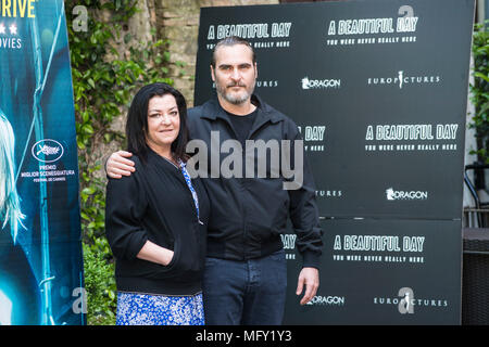 Rom, Italien. 27 Apr, 2018. Joaquin Phoenix und Lynne Ramsay die Teilnahme am Fotoshooting eines herrlichen Tages - Sie waren nie wirklich hier im Hotel De Russie in Rom. Credit: Silvia Gerbino/Alamy leben Nachrichten Stockfoto