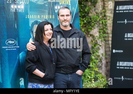 Rom, Italien. 27 Apr, 2018. Joaquin Phoenix und Lynne Ramsay die Teilnahme am Fotoshooting eines herrlichen Tages - Sie waren nie wirklich hier im Hotel De Russie in Rom. Credit: Silvia Gerbino/Alamy leben Nachrichten Stockfoto