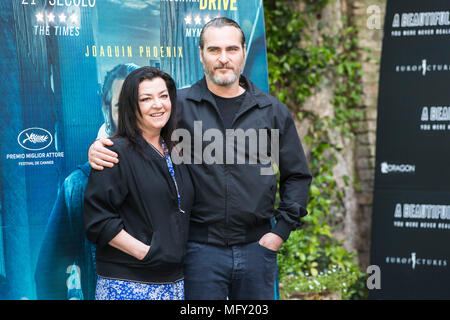 Rom, Italien. 27 Apr, 2018. Joaquin Phoenix und Lynne Ramsay die Teilnahme am Fotoshooting eines herrlichen Tages - Sie waren nie wirklich hier im Hotel De Russie in Rom. Credit: Silvia Gerbino/Alamy leben Nachrichten Stockfoto