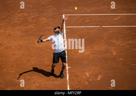 Barcelona, Spanien. 27. April 2018: DOMINIC THIEM (AUT) dient gegen Stefanos Tsitsipas (GRE) im Viertelfinale des 'Barcelona Open Banc Sabadell' 2018. Tsitsipas gewann 6:3, 6:2 Credit: Matthias Oesterle/Alamy leben Nachrichten Stockfoto