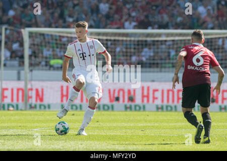 Lars Lukas MAI (M, L), die in Aktion mit Kugel, angegriffen wird von Marvin BAKALORZ (H); Spielsene; Fußball 1. 1. Fussballbundesliga, 31. Spieltag, Hannover 96 (H) - FC Bayern München 0:3, auf 21/04/in Hannover/Deutschland 2018. | Verwendung weltweit Stockfoto