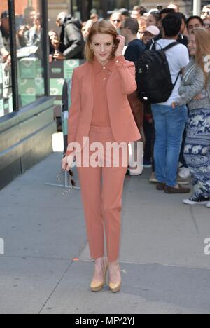 Ashley Bell heraus und über für Celebrity Candids-DO,, New York, NY 26. April 2018. Foto: Kristin Callahan/Everett Collection Stockfoto