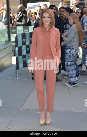 Ashley Bell heraus und über für Celebrity Candids-DO,, New York, NY 26. April 2018. Foto: Kristin Callahan/Everett Collection Stockfoto