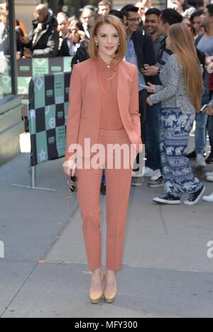 Ashley Bell heraus und über für Celebrity Candids-DO,, New York, NY 26. April 2018. Foto: Kristin Callahan/Everett Collection Stockfoto