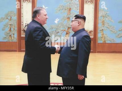 Das Weiße Haus veröffentlichte Bilder April 27, 2018, CIA-Direktor Mike Pompeo, Links, Hände schütteln mit dem nordkoreanischen Führer Kim Jong Un bei einem Geheimtreffen über Ostern im April 2018 in Pjöngjang Nordkorea. Pompeo war der Oberste US-Offiziellen einen nordkoreanischen Führer zu Treffen seit 2000. Stockfoto