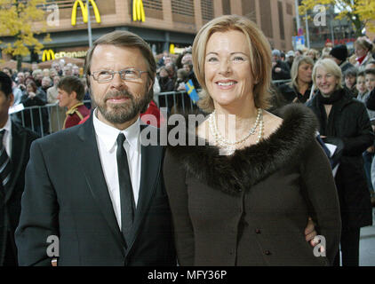 Berlin, Deutschland. 21 Okt, 2007. Ehemalige Mitglieder der legendären schwedischen Popgruppe ABBA, Björn Ulvaeus (L) und Anni-Frid Reuss, kommen für die Premiere von Mamma Mia Abba Musical?? In Berlin, Deutschland, 21. Oktober 2007. Credit: Xamax | Verwendung weltweit/dpa/Alamy leben Nachrichten Stockfoto