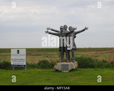 Leysdown auf Meer, Kent, Großbritannien. 27.April 2018. UK Wetter: meist bewölkt Nachmittag in Leysdown am Meer, mit ein paar kurze Perioden der Sonnenschein. Die Short Brothers Statue von Barbara Straße. Short Brothers: Horace, Oswald und Eustace, wo Sie das erste Flugzeug, das Werk im Vereinigten Königreich ansässig sind. Eingraviert: "tollem Hersteller von fliegenden Maschinen". Credit: James Bell/Alamy leben Nachrichten Stockfoto