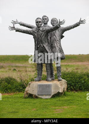 Leysdown auf Meer, Kent, Großbritannien. 27.April 2018. UK Wetter: meist bewölkt Nachmittag in Leysdown am Meer, mit ein paar kurze Perioden der Sonnenschein. Die Short Brothers Statue von Barbara Straße. Short Brothers: Horace, Oswald und Eustace, wo Sie das erste Flugzeug, das Werk im Vereinigten Königreich ansässig sind. Eingraviert: "tollem Hersteller von fliegenden Maschinen". Credit: James Bell/Alamy leben Nachrichten Stockfoto