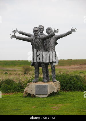 Leysdown auf Meer, Kent, Großbritannien. 27.April 2018. UK Wetter: meist bewölkt Nachmittag in Leysdown am Meer, mit ein paar kurze Perioden der Sonnenschein. Die Short Brothers Statue von Barbara Straße. Short Brothers: Horace, Oswald und Eustace, wo Sie das erste Flugzeug, das Werk im Vereinigten Königreich ansässig sind. Eingraviert: "tollem Hersteller von fliegenden Maschinen". Credit: James Bell/Alamy leben Nachrichten Stockfoto