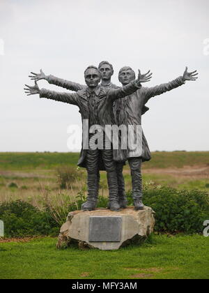 Leysdown auf Meer, Kent, Großbritannien. 27.April 2018. UK Wetter: meist bewölkt Nachmittag in Leysdown am Meer, mit ein paar kurze Perioden der Sonnenschein. Die Short Brothers Statue von Barbara Straße. Short Brothers: Horace, Oswald und Eustace, wo Sie das erste Flugzeug, das Werk im Vereinigten Königreich ansässig sind. Eingraviert: "tollem Hersteller von fliegenden Maschinen". Credit: James Bell/Alamy leben Nachrichten Stockfoto