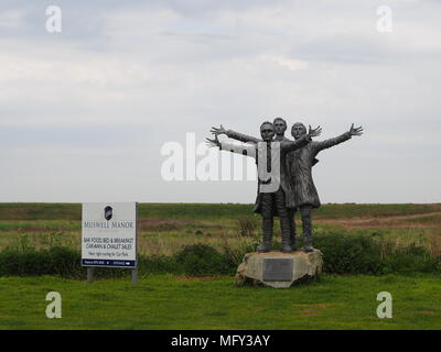 Leysdown auf Meer, Kent, Großbritannien. 27.April 2018. UK Wetter: meist bewölkt Nachmittag in Leysdown am Meer, mit ein paar kurze Perioden der Sonnenschein. Die Short Brothers Statue von Barbara Straße. Short Brothers: Horace, Oswald und Eustace, wo Sie das erste Flugzeug, das Werk im Vereinigten Königreich ansässig sind. Eingraviert: "tollem Hersteller von fliegenden Maschinen". Credit: James Bell/Alamy leben Nachrichten Stockfoto