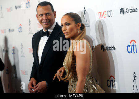 Jennifer Lopez und ihr Freund Alex Rodriguez an der Zeit 2018 100 Gala bei Jazz at Lincoln Center am 24. April 2018 in New York City. Stockfoto