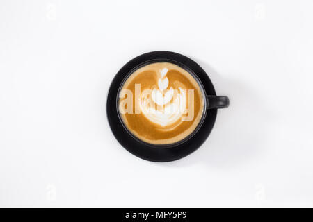 Eine Tasse Kaffee latee auf schwarz Cup im weißen Hintergrund isolieren, Ansicht von oben Stockfoto
