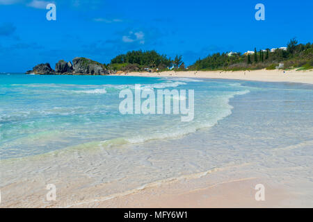 Sanfte Brandung am Horseshoe Bay Beach, Bermuda. Stockfoto