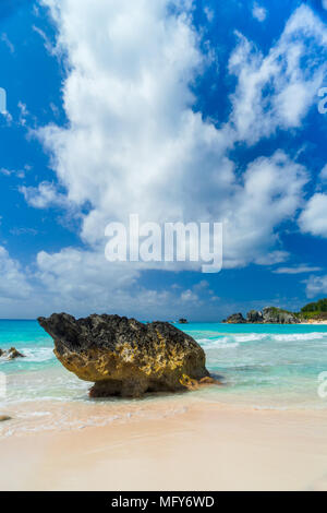 Sanfte Brandung am Horseshoe Bay Beach, Bermuda. Stockfoto