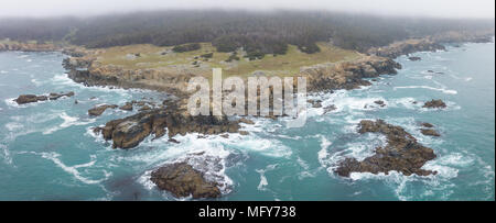 Die kalte, nährstoffreiche Wasser des Pazifischen Ozeans Waschen gegen den felsigen und landschaftlich sehr reizvollen Norden Kaliforniens Küste in Sonoma. Stockfoto