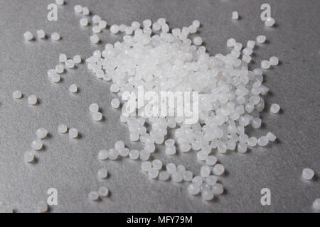 Polypropylen Granulat auf dem grauen Hintergrund. Stockfoto