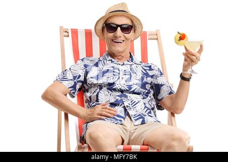 Alte touristische bei einem Cocktail im Liegestuhl auf weißem Hintergrund sitzen Stockfoto