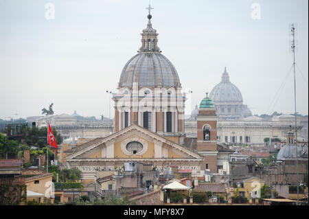 Barocke Basilika Sant'Ambrogio e Carlo Al Corso (Kirche der heiligen Ambrosius und Karl Borromäus) und Michelangelo Kuppel der italienischen Renaissance Papale Ba Stockfoto