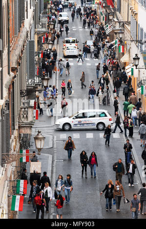 Via dei Condotti im historischen Zentrum von Rom aufgeführt von der UNESCO zum Weltkulturerbe in Rom, Italien. 2. Mai 2011 © wojciech Strozyk/Alamy Stock Foto Stockfoto