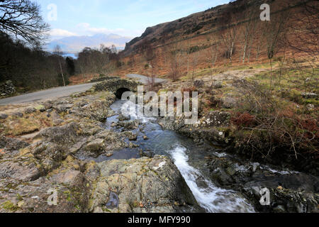 Packesel Steinbrücke über die ashness Beck, Ashness Brücke, Nationalpark Lake District, Cumbria, England, Vereinigtes Königreich, Stockfoto