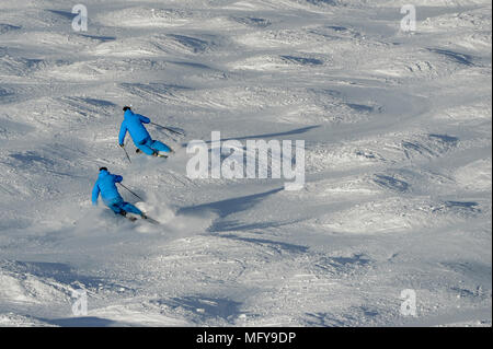 Zwei Männer Ski ein Mogul Feld auf einer Piste in den Französischen Alpen Courchevel. Stockfoto