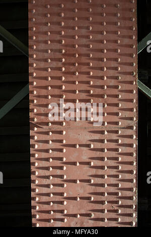 Girder und Nieten auf der Unterseite der Eisenbahnbrücke über den Fluss Clyde, Glasgow Stockfoto