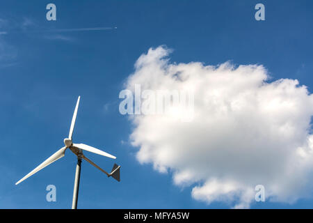 Windenergieanlage isoliert auf blauen Himmel und Wolken Flugzeug Flugzeug auf der Oberseite Eco Energie und Brennstoffe Energie Stockfoto