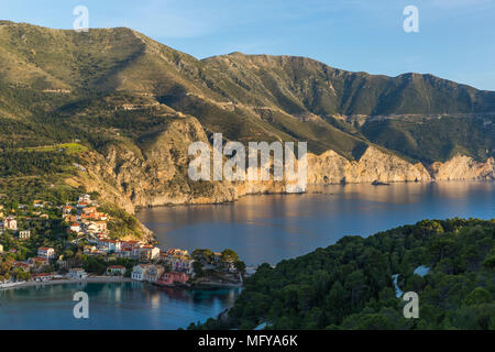 Am Abend Blick auf kleine und charmante Assos Dorf auf der Insel Kefalonia, Griechenland Stockfoto