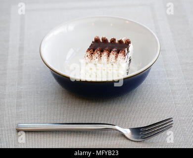 Viennetta Eis in eine blaue Schüssel mit einer Gabel Stockfoto