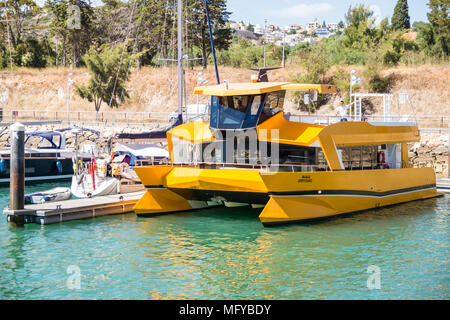 Gelbe Dolphin Watching Küste Kreuzfahrt Katamaran in der Bucht von Marina de Albufeira, Albufeira, Algarve, Portugal gebunden. Stockfoto