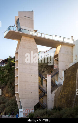 Elevador do Peneco Turm in den Sonnenuntergang, Blick vom Strand, Albufeira, Algarve, Portugal, Europa. Stockfoto