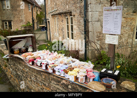 Die an der Wand unbeaufsichtigt Handwerk mit ehrlichen, lacock England uk Abschaltdruck Stockfoto