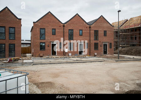Neubau Häuser dicht zusammen auf der Baustelle im Park Liverpool England vorstellen, England Stockfoto