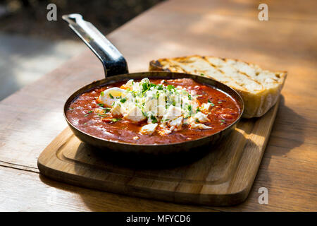 Shakshouka-Schüssel, pochierte Eier in Tomatensoße Stockfoto