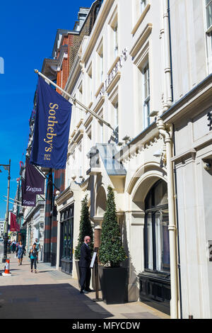 Der Eingang zu Sotheby's auf New Bond Street, London, UK Stockfoto