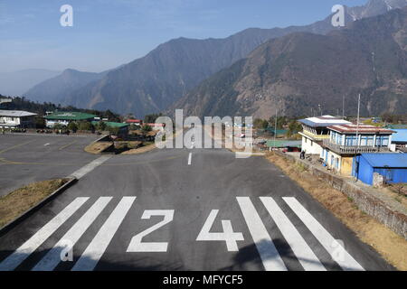 Kurze Start- und Landebahn Der Flughafen Lukla Lukla, Nepal Stockfoto