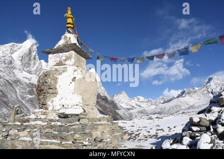 Stupa mit cholatse Peak im Hintergrund, Nepal Stockfoto