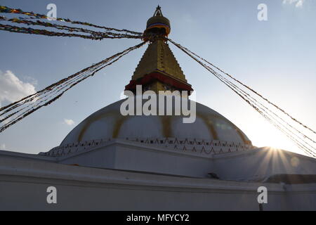 Sonnenstrahlen in der Ecke der Boudhanath Stupa, Kathmandu, Nepal Stockfoto