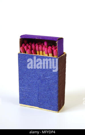 Blaue Streichholzschachtel mit neue Spiele im Inneren Stockfoto