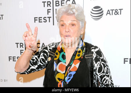 NEW YORK, NY - 23. April: Schauspielerin Tyne Daly nimmt an der Vorführung von "Jeder Akt des Lebens' während des Tribeca Film Festival 2018 in der SVA Theater auf April Stockfoto