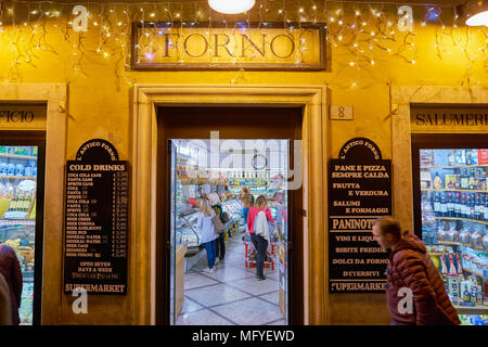 Rom, Italien, ca. November 2017: ein Lebensmittelgeschäft in Rom. Stockfoto