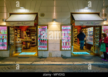 Rom, Italien, ca. November 2017: Von außen ein Geschäft in Rom. Stockfoto